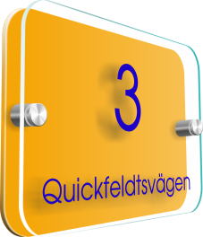 Laserskuren gjuten 3mm akrylplast. Denna produkt har två olika utföranden, med eller utan klar framsida. Levereras med distanser och monterad text. Önskar du annat utseende eller storlek på din fasadskylt så är du välkommen att mejla in din förfrågan till: <a href="mailto:order@dekaltrim.nu?Subject=Fasadskylt">order@dekaltrim.nu</a>