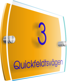 Laserskuren gjuten 3mm akrylplast. Denna produkt har två olika utföranden, med eller utan klar framsida. Levereras med distanser och monterad text. Önskar du annat utseende eller storlek på din fasadskylt så är du välkommen att mejla in din förfrågan till: <a href="mailto:order@dekaltrim.nu?Subject=Fasadskylt">order@dekaltrim.nu</a>