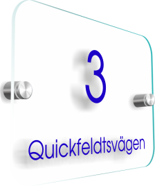 Laserskuren gjuten 3mm akrylplast. Denna produkt har två olika utföranden, med eller utan klar framsida. Levereras med distanser och monterad text. Önskar du annat utseende eller storlek på din fasadskylt så är du välkommen att mejla in din förfrågan till: <a href="mailto:order@dekaltrim.nu?Subject=Fasadskylt">order@dekaltrim.nu</a>