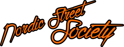 Denna dekalen är digitaltryckt (printad) och formskuren på vit folie.