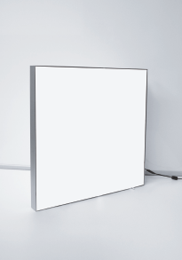 LED belyst enkelsidig vägg med 35mm aluminiumprofil. Som tillbehör finns olika typer av fötter.