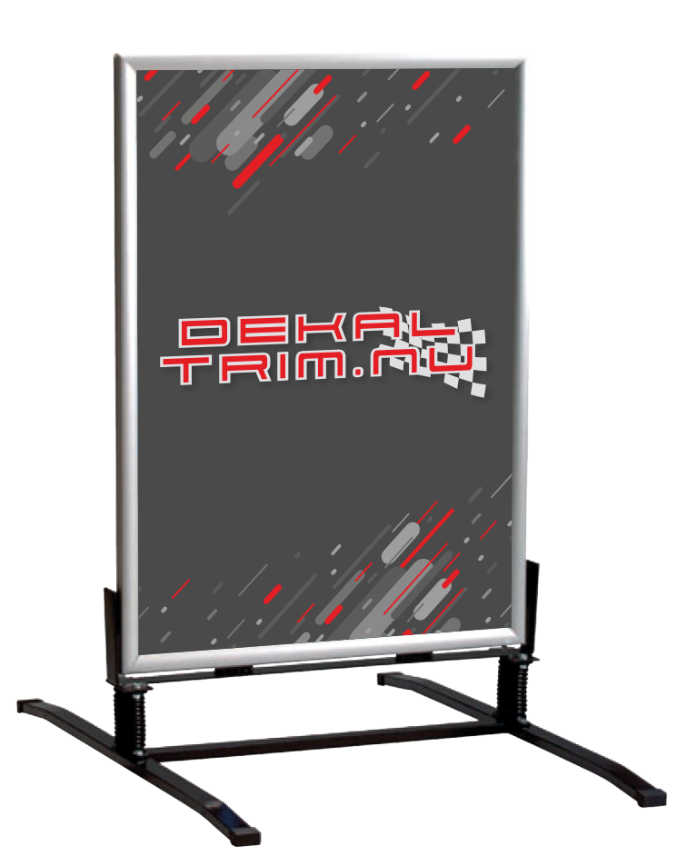 Den klassiska trotjänaren som tål tuffa förhållanden och har en lång livslängd. Försedd med en kraftig ryggskiva. Toppskylt kan fås som tillbehör. Standardstorlekar är 50 x 70 och 70 x 100. Rambredd 45 mm på 70 x 100 modell, samt 38 mm gällande 50 x 70 modellen. Finns i färgerna vit, röd, svart och natur.<br>Beställ affisch till din gatupratare <a href="https://www.dekaltrim.nu/Product/21981">här</a>